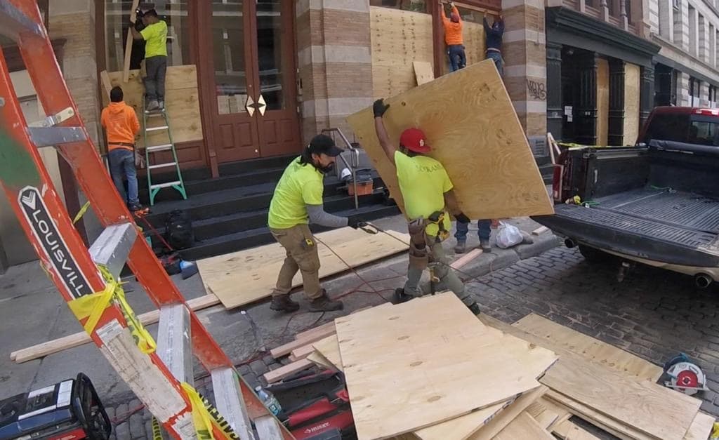 En respuesta a los saqueos decenas cientos de negocios en la ciudad de Nueva York instalaron láminas de madera para proteger sus negocios y su mercancia.