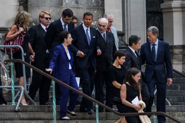 Familiares y amigos de James Gandolfini se dieron cita el día de hoy en la Catedral de San Juan el Divino, en Manhattan, para darle el último adiós al actor quien perdió la vida en Roma, Italia, mientras disfrutaba de unas vacaciones al lado de su hijo Michael. A la ceremonia asistieron poco más de 500 personas y sus amigoas más cercanos dedicaron palabras emotivas al actor de la serie “The Sopranos”. Aquí los videos más chismosos.