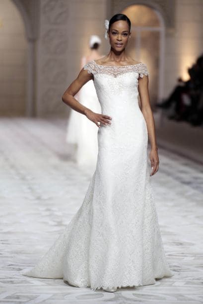 Un escote 'barco' en este vestido entallado y nuevamente encajes lucen muy bien.