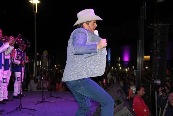 El Dasa revolucionó Phoenix con su voz y carisma, enloqueciendo a miles de fans que los esperaban ansiosas. El chulo causó furor con sus movimientos sexy y desafió seguridad para acercarse y bailar con sus consentidas.
