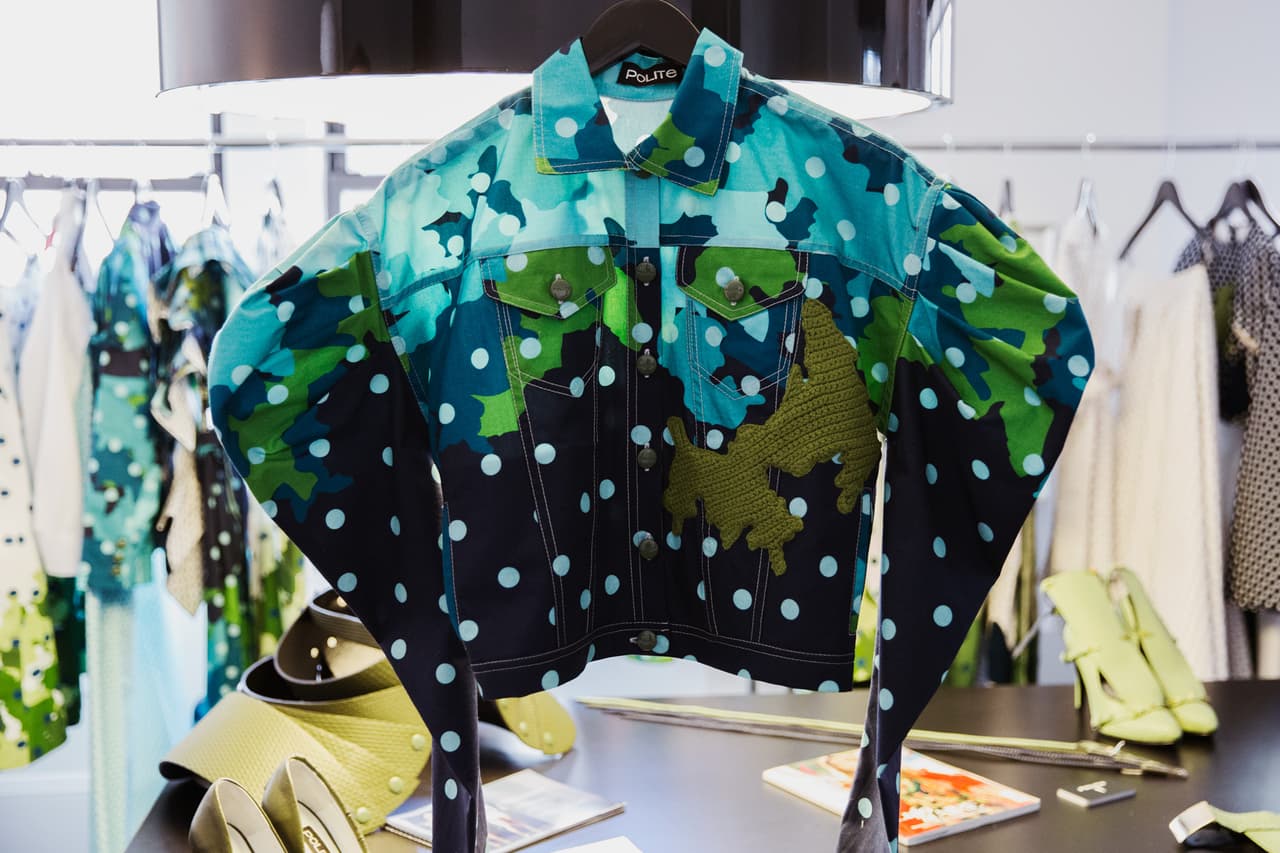 Chamarras de mangas voluminosas y en camuflaje en azul de Polite.