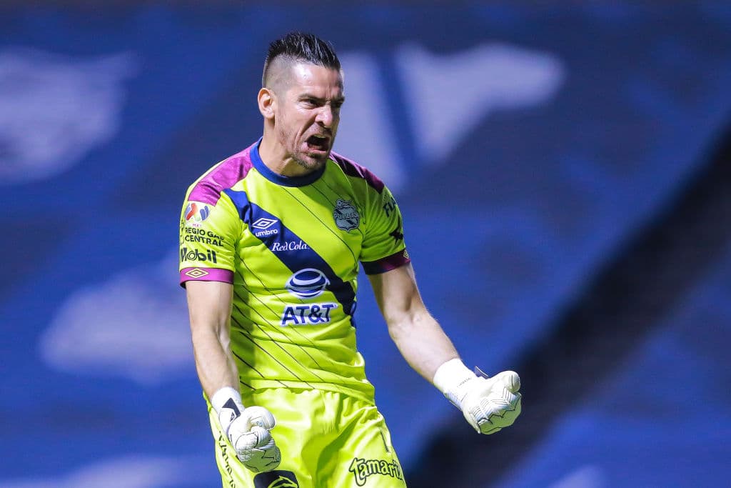 El Rebaño tuvo la primera de peligro en los botines de Oribe Peralta, Jesús Molina cobraba un penal y el gol no llegaba. Ormeño (38’) abrió el marcador con un soberbio testarazo y Miguel Ángel Ponce (47’) emparejó los cartones. En la J2, Puebla y Chivas se medirán a Cruz Azul y Toluca, respectivamente.