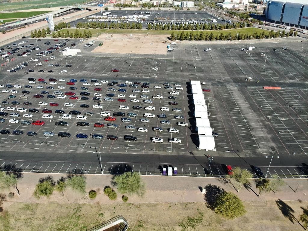 <a href="https://www.univision.com/local/arizona-ktvw/en-una-hora-ya-salimos-dice-hispana-que-se-vacuno-en-centro-el-estadio-state-farm">Aunque muchos arizonenses han tenido retos para hacer cita</a>, el centro de vacunación contra el coronavirus operado por el estado en 
<a href="https://www.univision.com/local/arizona-ktvw/el-estadio-state-farm-es-un-centro-de-vacunacion-que-operara-24-horas-al-dia"><b>el estadio State Farm</b></a> en Glendale ha estado funcionando de manera organizada y a plena capacidad, administrando unas 200 a 300 dosis por hora.
<br>