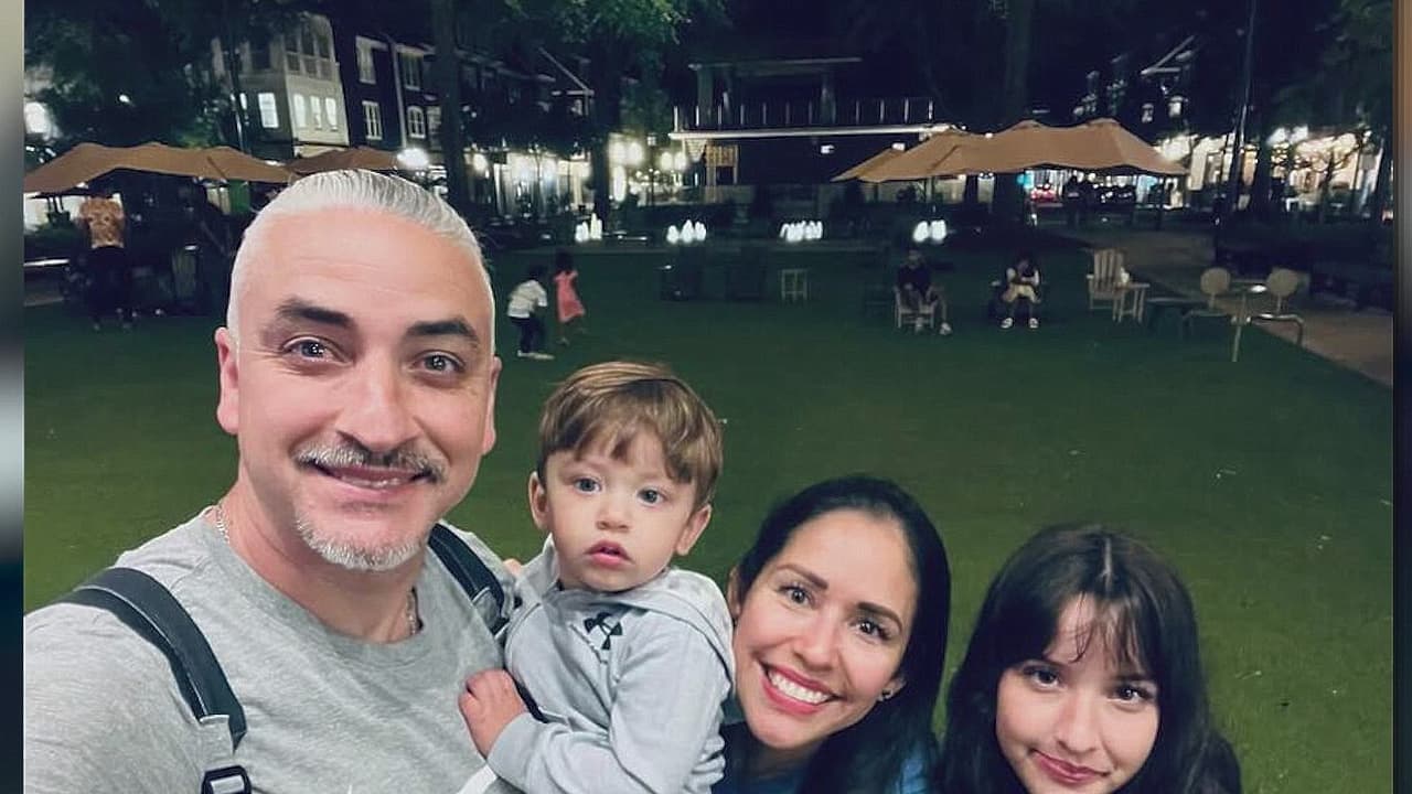 Cada mañana, 
<b>Juan José Vallaza despierta sin recordar lo que vivió el día anterior.</b> A veces no reconoce a su hijo más pequeño, y su esposa, Valeria, debe mostrarle fotos y videos para ayudarle a reconstruir sus recuerdos.
<br>
<br>“Para mí, 
<b>cada día que me levanto es completamente diferente</b>. Realmente no me acuerdo de nada”, dice Juan José, todavía con la voz pausada y la mirada perdida tras meses de recuperación.