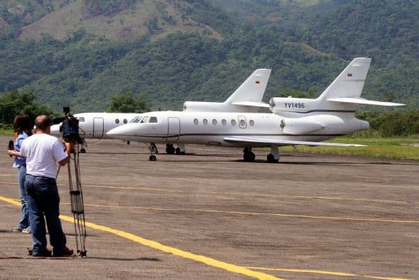Aviación- ¿Tu negocio involucra la operación de laeronaves, el transporte de mercancías o personas por vía aérea, o de mantenimiento de aeronaves? Si es así, tendrás que solicitar uno o más de las siguientes licencias y certificados de la Administración Federal de Aviación : Licencias de piloto y los requisitos de formación y Licencia de mecánico de aviones.