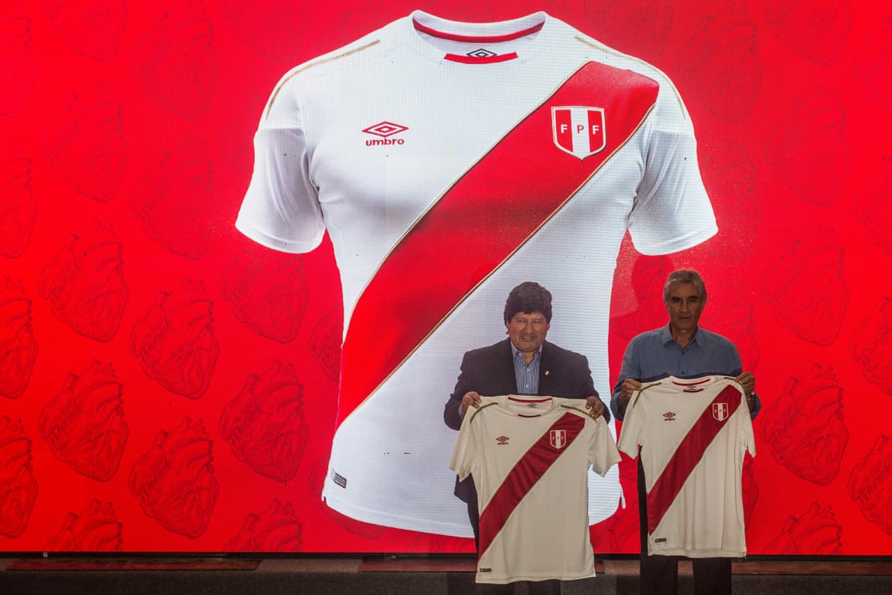 The president of the Peruvian Football Federation Edwin Oviedo (L), holds the Peruvian football team's new official jersey, during its presentation in Lima on December 18, 2017. / AFP PHOTO / ERNESTO BENAVIDES (Photo credit should read ERNESTO BENAVIDES/AFP/Getty Images)