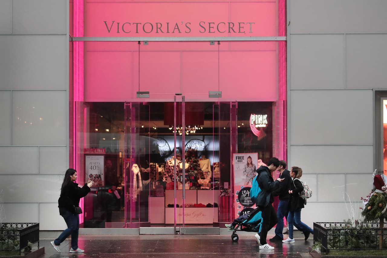 Raúl Martínez, director creativo de Victoria's Secret expresó en un comunicado: "Se trataba de una celebración de sí misma y de su personalidad lo que dio vida a esta fragancia y campaña".