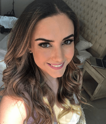 ‘La taxista’ es una adaptación mexicana producida por Agustín Restrepo. La actriz y modelo Ana Belena, es la encargada de dar vida a Victoria Martínez, una mujer trabajadora que lucha por sacar adelante a su familia desde el fallecimiento de su padre.
<br>