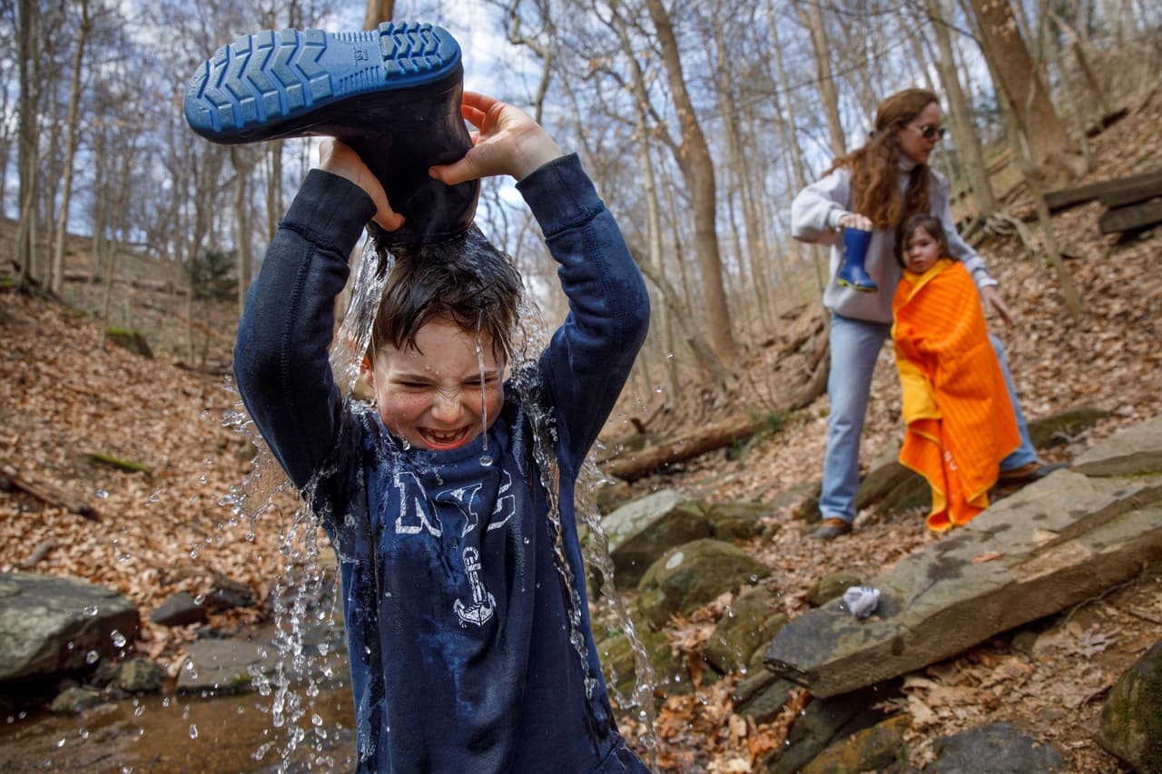 <b>Tiempo feliz en un parque. </b>Desmond Peskowitz, de 7 años juega con madre y hermana en un parque que se mantuvo abierto en Washington DC. Como las clases presenciales están suspendidas la madre designó al parque como el lugar para la “educación física” de los niños, mientras dura la crisis por el covid-19. 17 de marzo.