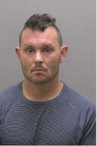 Landon Keith McDaniel, residente de New London, fue acusado de solicitar actos sexuales, además de poseer metanfetamina y otras drogas. Fue arrestado bajo una fianza de $ 5,000.