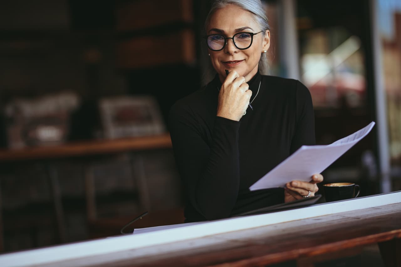 <b>Puesto 6. Secretarios jurídicos y auxiliares administrativos</b>
<br>
<br>Edad promedio de la población activa: 53,5 años.
<br>
<br>Trabajadores con 65 años o más: 9,000 (16.7% de la población activa total).
<br>
<br>Crecimiento proyectado del empleo (2019-2029): -22.1%.
<br>
<br>Ingreso anual promedio: 47,528 dólares.
<br>
<br>De los 54,000 estadounidenses en esta ocupación, unos 39,000 tienen 45 años o más. Como muchos de los otros trabajos en esta lista, algunas de sus tareas se están realizando ahora con programas y aplicaciones.
<br>