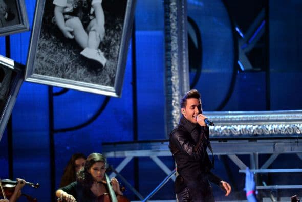 Prince Royce también estuvo presente en Premios Juventud y nos interpretó "Soy el mismo".