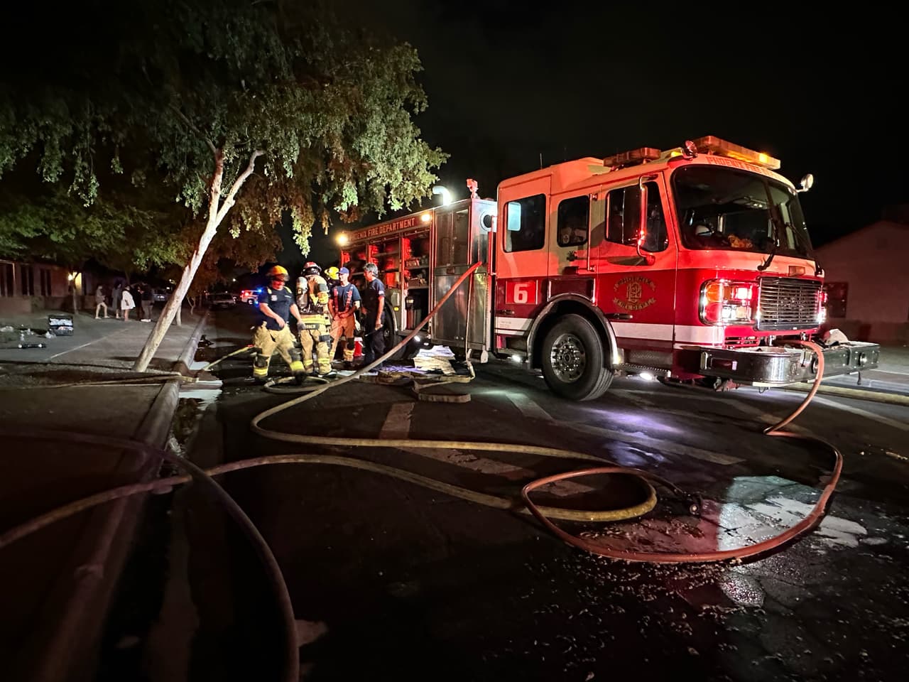 El Departamento de Bomberos recibió el reporte alrededor de las 10:30 p.m., y al llegar al lugar
<b>encontraron humo denso y llamas </b>provenientes de dos ventanas del lado este.