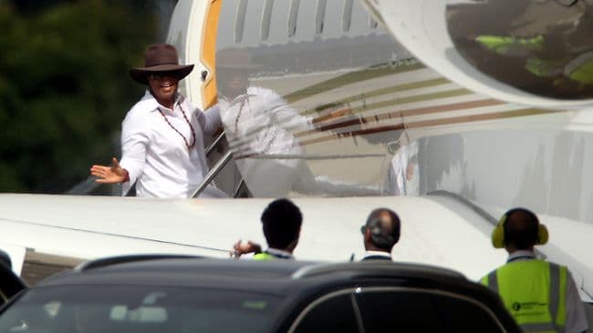 Otra viajera frecuente de 
<b>XRS</b> es una de las estrellas diurnas de la televisión estadounidense, 
<b>Oprah</b> 
<b>Winfrey</b>. Su éxito le permite disfrutar de un avión valuado en 
<b>50</b> 
<b>millones</b> 
<b>de</b> 
<b>dólares</b>.