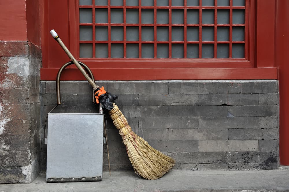 Así que si hay que limpiar o arreglar la casa, hay que hacerlo en otra fecha que no sean durante las celebraciones del Año Nuevo. Una excusa perfecta para dejar la escoba y el trapeador bien guardaditos - ¡no queremos que nos vaya mal!