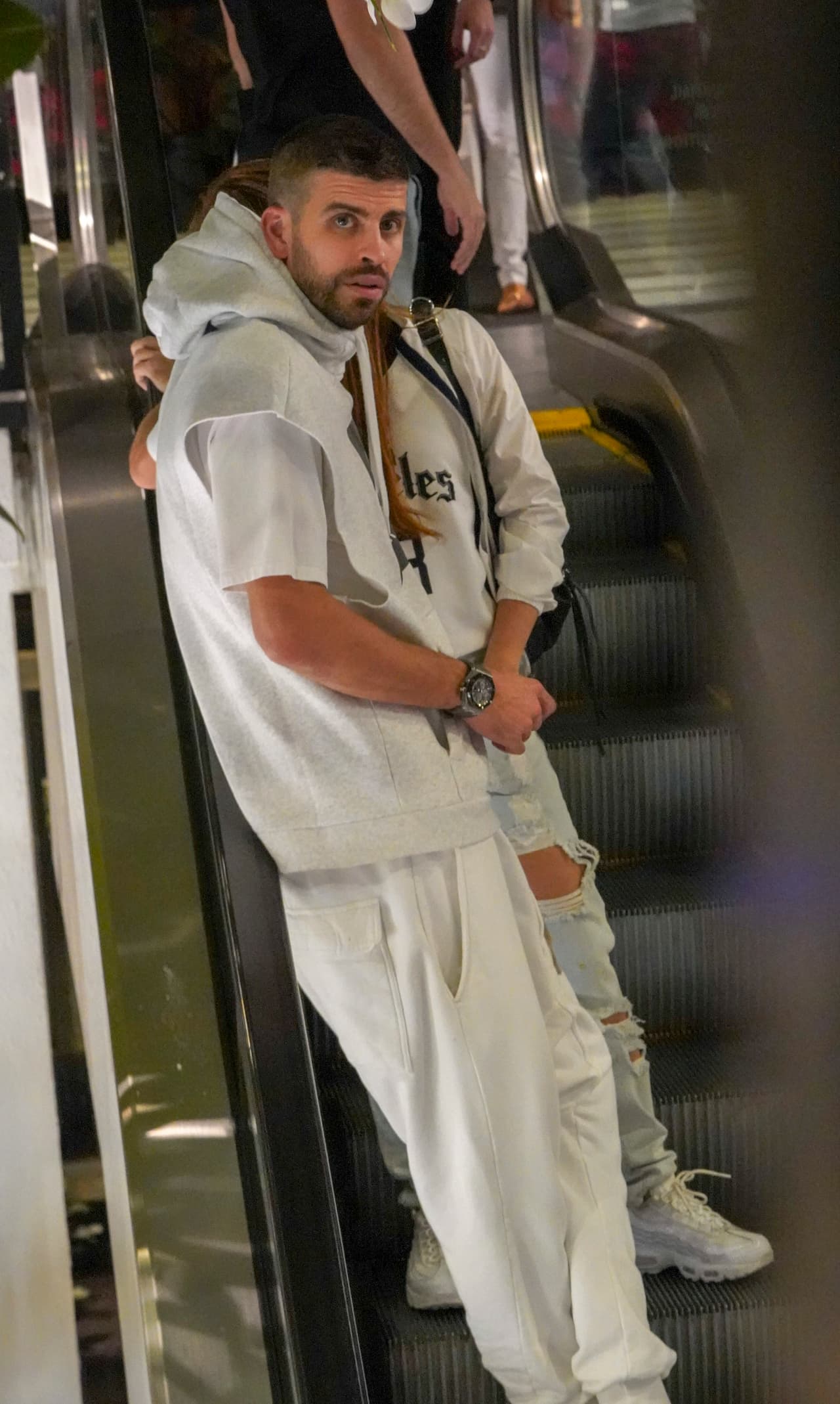 Este lunes 23 de diciembre, la pareja fue vista caminando por el centro comercial antes de separarse por un rato.