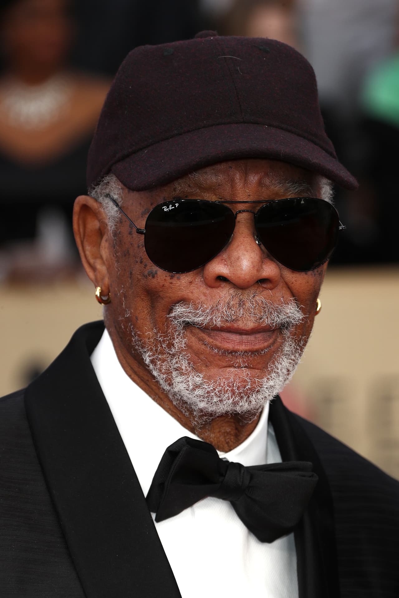 Otra de las personalidades que se hizo presente en esta entrega número 24 de los SAG Awards fue el actor Morgan Freeman, quien para la ocasión eligió un traje color negro, así como gafas y una gorra en el mismo tono.