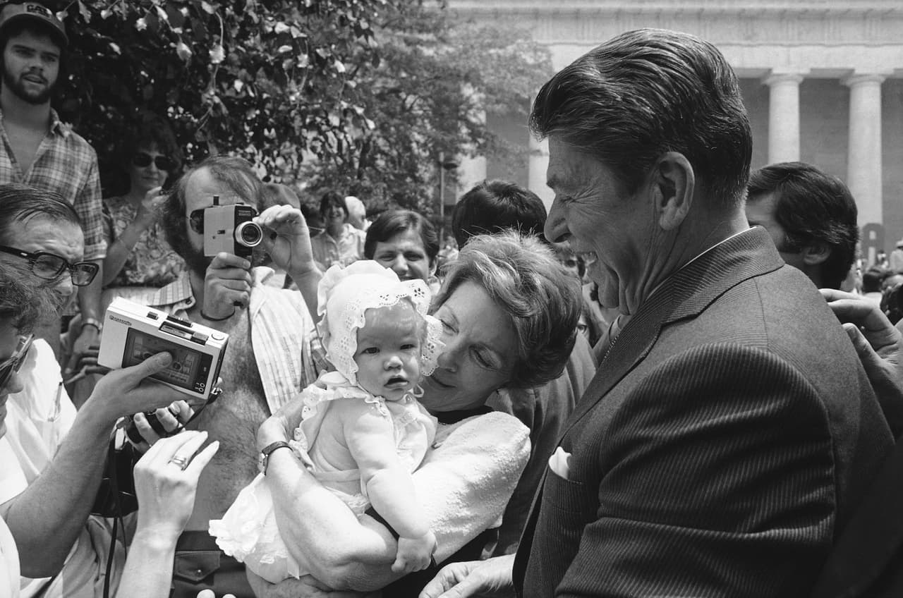 Un baño de multitud del entonces candidato 
<a href="https://www.univision.com/temas/ronald-reagan">Ronald Reagan</a> y su esposa Nancy. Fue durante un mitin realizado en Columbus, Ohio, en mayo de 1980.