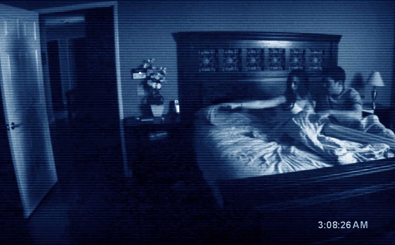 <h3>Para no dormir:</h3>
<br>
<b>Paranormal Activity (2007)</b>
<br>
<b>Director:</b>
<a href="http://www.imdb.com/name/nm2305431?ref_=tt_ov_dr">Oren Peli</a>
<br>
<b>Actores:</b>
<a href="http://www.imdb.com/name/nm2209370?ref_=tt_ov_st_sm">Katie Featherston</a>,
<a href="http://www.imdb.com/name/nm2913790?ref_=tt_ov_st_sm">Micah Sloat</a>,
<a href="http://www.imdb.com/name/nm2104166?ref_=tt_ov_st_sm">Mark Fredrichs</a>
<br>El éxito de esta película es que te deja pensando: "esto podría pasar". Porque es poco probable que haya una invasión zombie o que un alien te ataque en una nave espacial, pero todos hemos escuchado ruidos extraños en casa o visto puertas que se cierran solas (aunque seguramente fuera por una corriente de aire). Rodada al estilo de una filmación casera y con bajo presupuesto, Paranormal Activity cuenta la historia de una pareja que se muda a una casa y empieza a notar ciertas presencias demoníacas. Arrasó en taquilla.