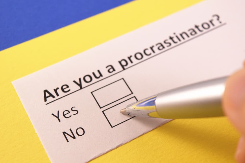 Una de ellas puede ser la llamada precipitación o la procrastinación, que significa dejarlo todo para última hora, así que es muy recomendable que el signo del dragón lo prepare todo con antelación ya que a última hora pueden surgir algunos contratiempos o imprevistos. Si vas a realizar un viaje podría demorarse algún tren, avión, algún propósito que tú tengas deberás posponerlo, podrías tener dificultades con un papel legal...