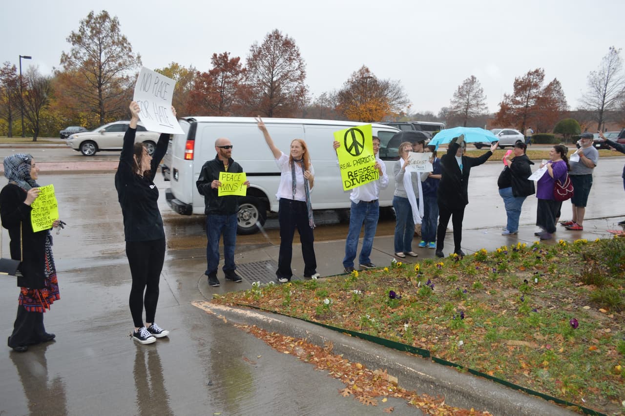 Manifestantes armados protestan contra mezquita en Texas