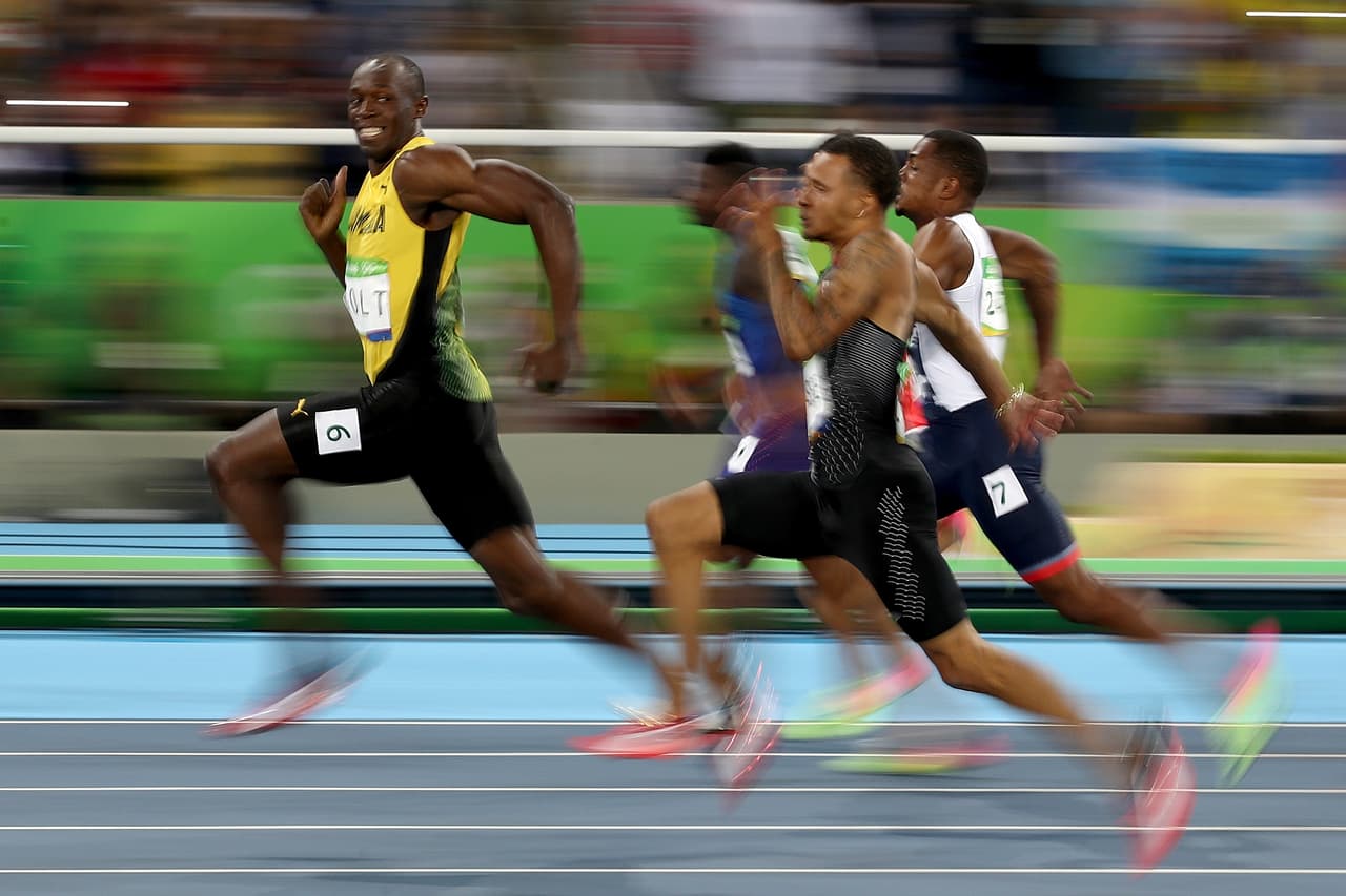 Usain Bolt demostró en Río-2016 que es muy superior en atletismo y logró por tercera vez la tripleta en 100 y 200 metros y en 4 X 100 metros relevos. Esta imagen en su semifinal de 100 metros es ejemplo de esa genialidad en pista.