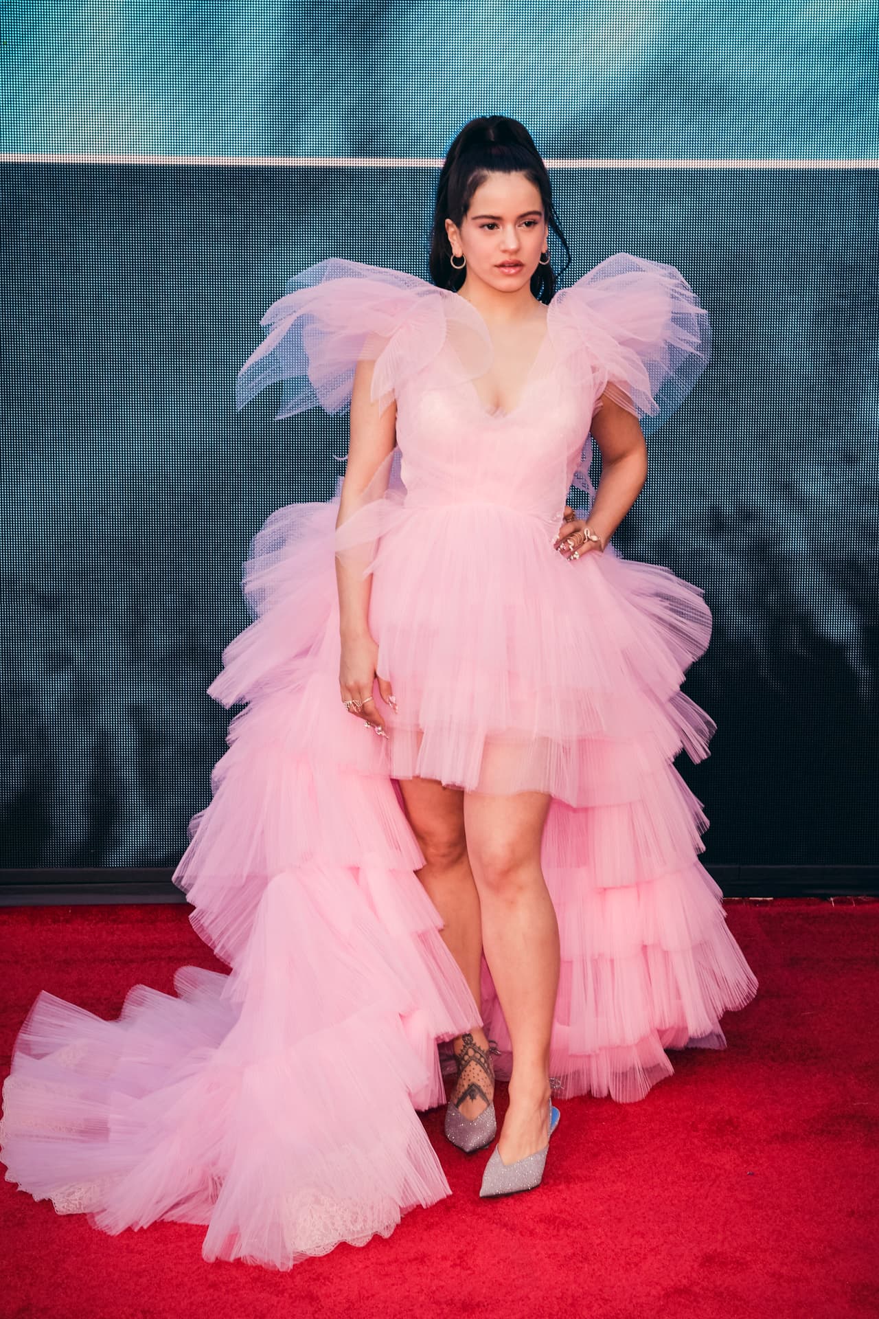 El atuendo con el que desfiló Rosalía despertó comentarios por su color, su diseño y extravagancia. Lo que llamó la atención, fueron sus zapatillas estilo medieval, en el mismo color rosa escarcha.