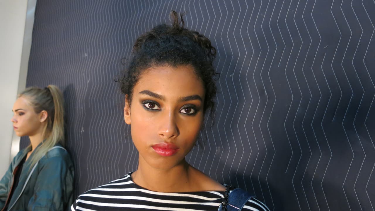 En los labios aplica el tono Flame de la paleta de lip & Cheek Color de la colección de 
<a href="http://wwd.com/fashion-news/fashion-scoops/mac-cosmetics-kabuki-james-kaliardos-diane-kendal-10443723/">Diane Kendal para MAC</a> que estará disponible en enero 2017. 
<br>