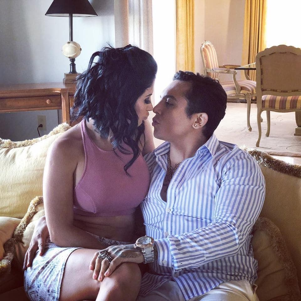 "No he tenido tiempo en ver lo que ha dicho ya que
<b><a href="https://www.univision.com/shows/el-gordo-y-la-flaca/con-12-000-cristales-swarovski-kimberly-flores-porto-un-pesado-vestido-en-su-boda-con-edwin-luna-video"> acaba de pasar la boda</a></b>" , tras la insistencia de los medios de comunicación de obtener una declaración, solo le deseó cosas buenas a su progenitora.