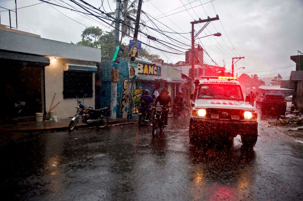 Al menos tres personas murieron este domingo en la República Dominicana por las lluvias torrenciales causadas por Laura y un millar de personas fueron evacuadas de sus casas, informaron fuentes oficiales de este país.
<br>
<br>La tormenta también dejó a numerosas personas sin suministro eléctrico.