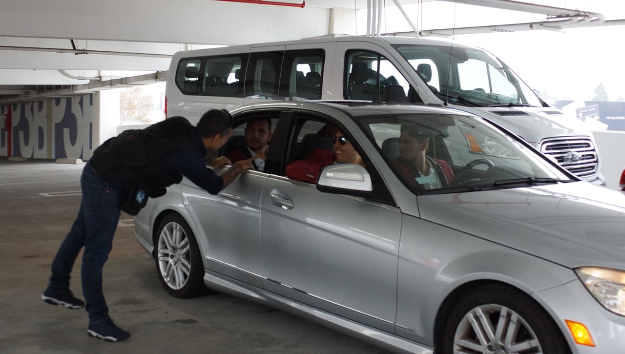 Entre cortes, recibían instruciones del director.