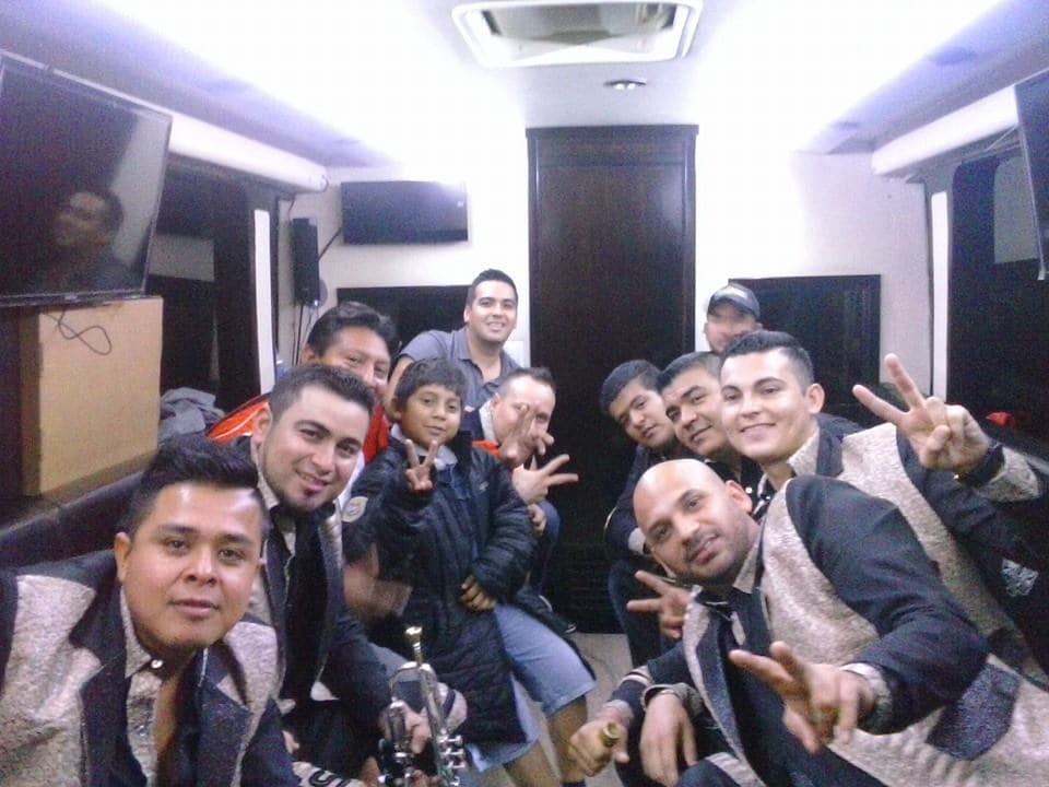 A pesar de que en su autobús rojo, los chicos iban apretados y viajaban junto a todo el staff, pasaban horas felices y se sentían orgullosos de contar con su propio vehículo.