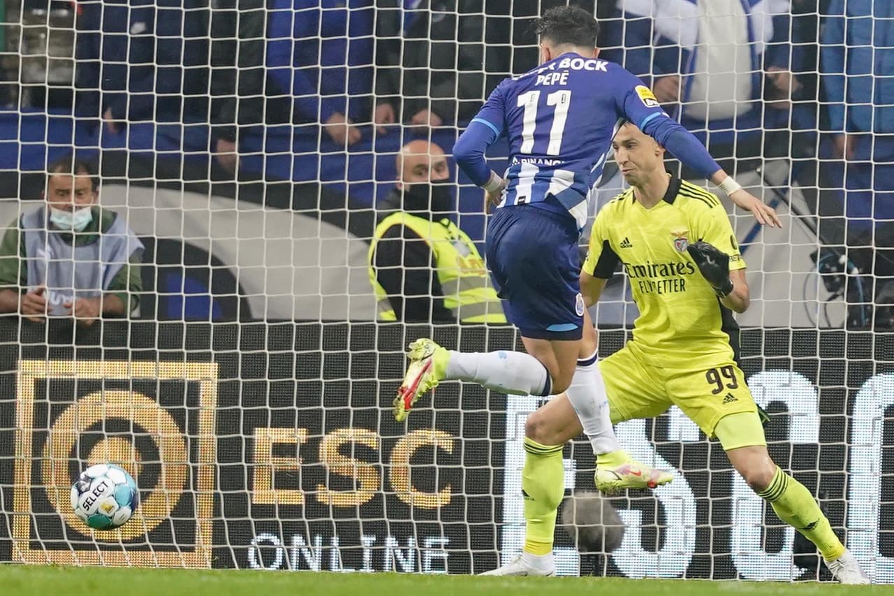 Fabio Ferreira Vieira (34'), Eduardo Aquino (37') y Mehdi Taremi (68') le dieron el triundo al Porto frente al Benfica con marcador 3-1 en el clásico portugués, durante la Jornada 16 en la Primeira Liga. El mexicano Jesús 'Tecatito' Corona no fue convocado para este encuentro.