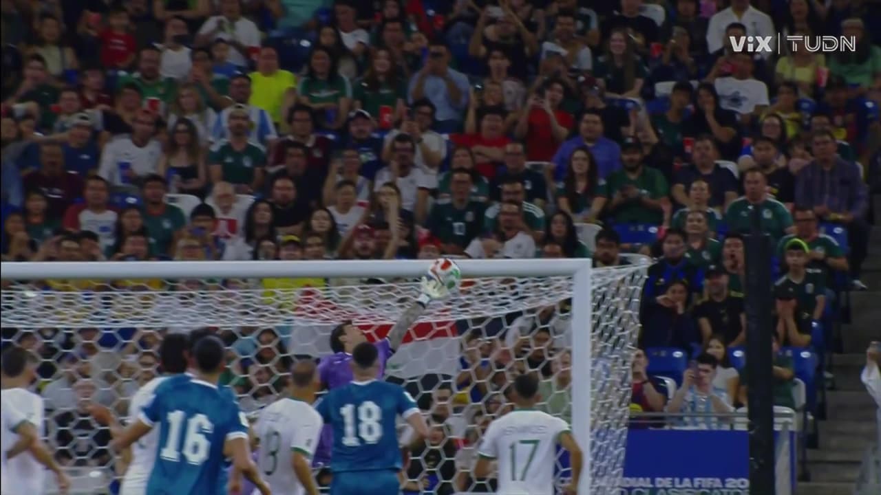 ¡Brutal atajada aérea de Vizcarra le quita el 2-0 a Irak sobre Bolivia!