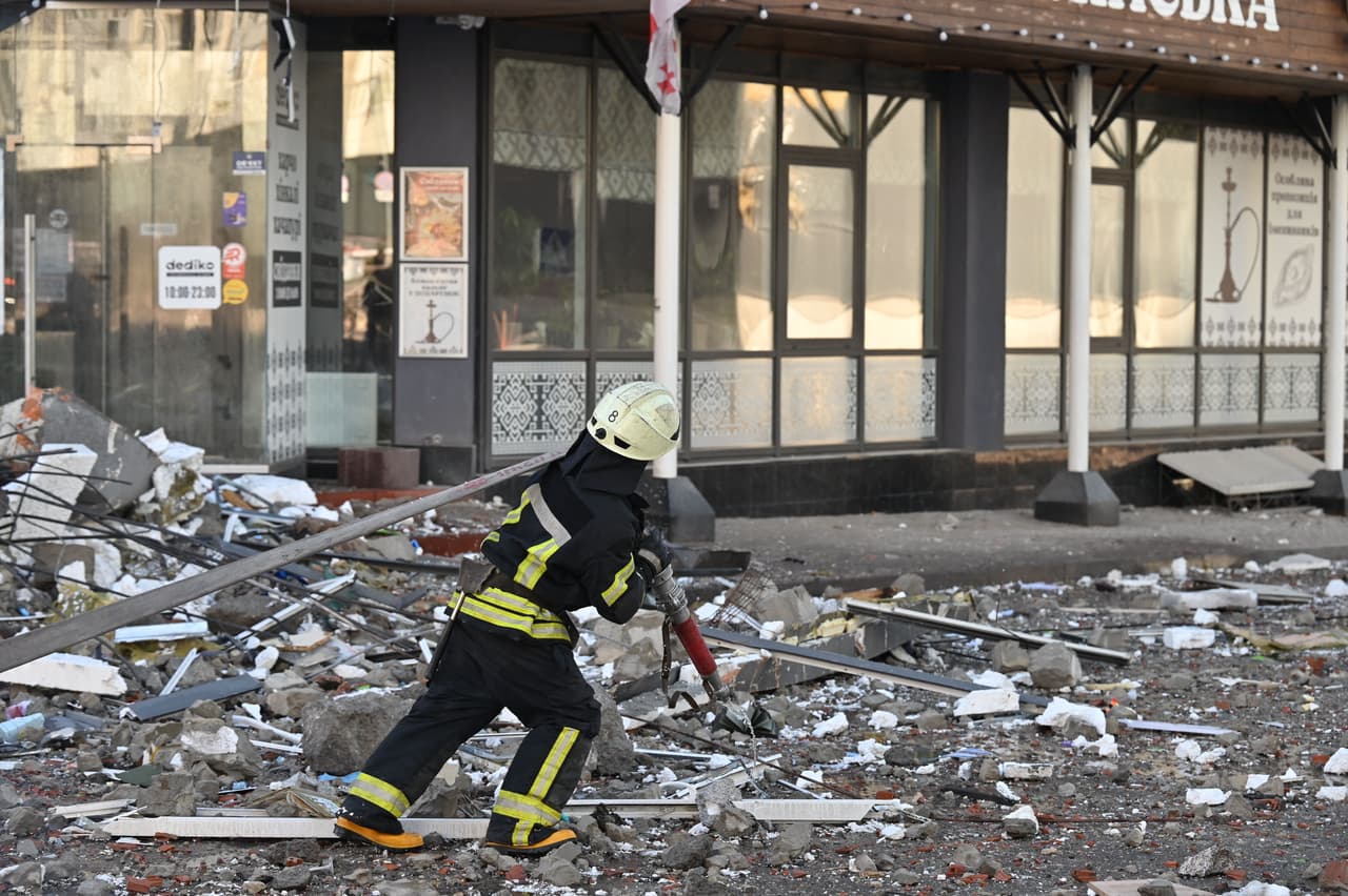 Bomberos asistiendo a la emergencia en un edificio de apartamentos impactado por un misil disparado por rusia la madrugada del sábado. Aún se desconoce cuántas víctimas pudo haber causado el fuego contra la población civil.