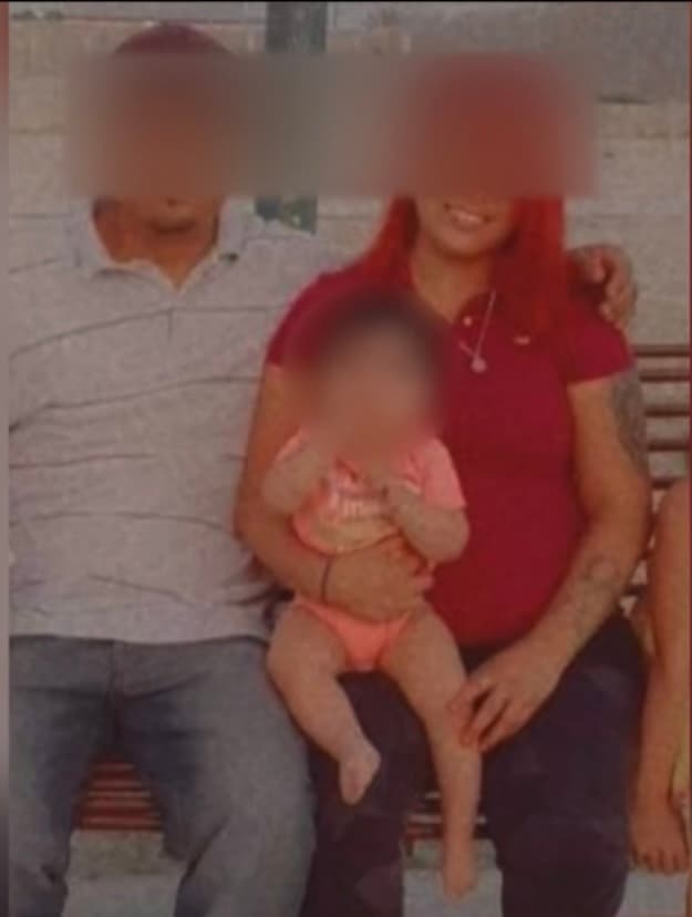 Al ver a la niña, los agentes pidieron una ambulancia para trasladarla a un hospital donde
<b> sería declarada <a href="https://www.univision.com/temas/muertes">muerta</a></b>, con todo el centro de salud conmocionado al ver las condiciones del cuerpo.