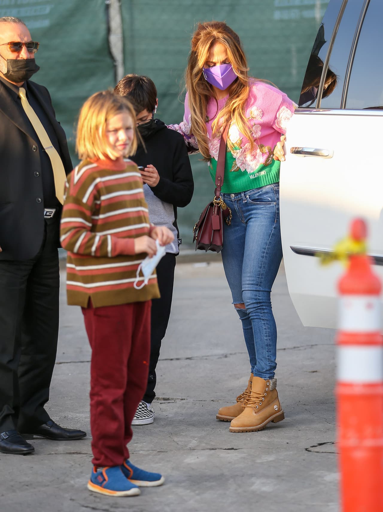 Más allá del descuido en su vestimenta, el actor parecía muy relajado al ver cómo su hija y su hijo siguen en aparente armonía con 
<b><a href="https://www.univision.com/famosos/jlo-hijos-emme-max-ben-affleck" target="_blank">JLo y sus mellizos. </a></b>
<br>