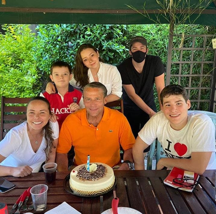 "Me tuve que deshumanizar y decirles 'ya no los quiero, no los necesito'. No lo merecen. Y por lo que han demostrado, no creo que les haga falta. Voy a ver si se puede (quitarles el apellido legalmente), no lo he consultado, pero si no, se los voy a quitar yo. No son Adame", sentenció en 
<b><a href="https://www.multimedios.com/television/no-los-quiero-no-los-necesito-alfredo-adame-niega-sus-hijos" target="_blank">'Chismorreo TV'. </a></b>
<br>