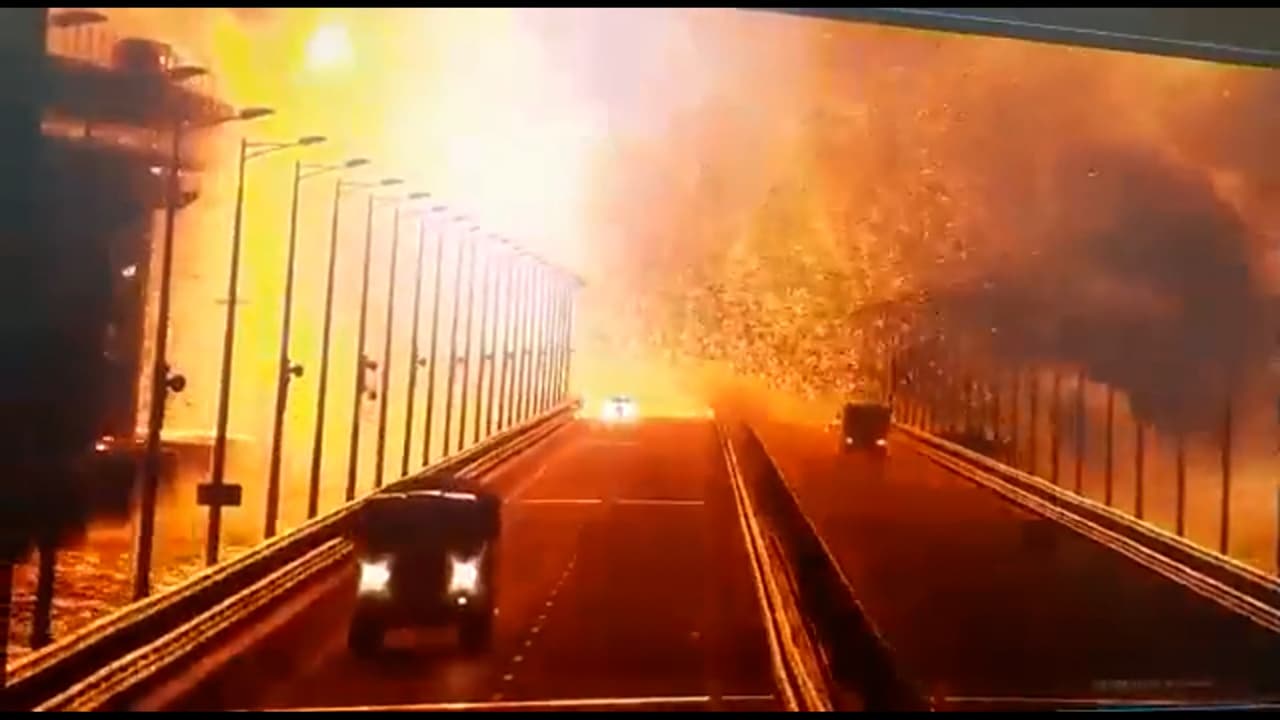 <b>Video: Una potente explosión hace colapsar el puente que une Crimea y Rusia, dando un fuerte revés a Putin</b>