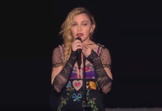 Madonna llora por las víctimas de París durante un concierto en Estocolmo
