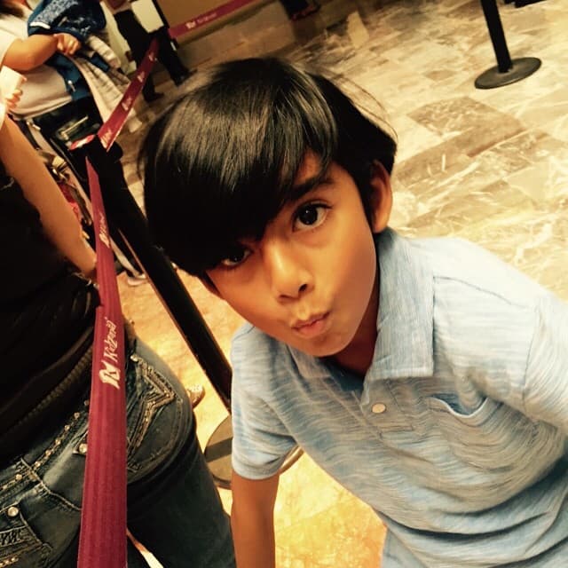 Dicen que la sangre llama, pues aunque Armando y Gabriel no son del mismo padre, son muy parecidos.