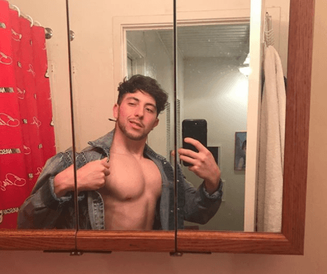 Comenzó siendo un chico delgado en su primeras apariciones en las redes sociales y poco a poco fue transformando su cuerpo en el gimnasio.