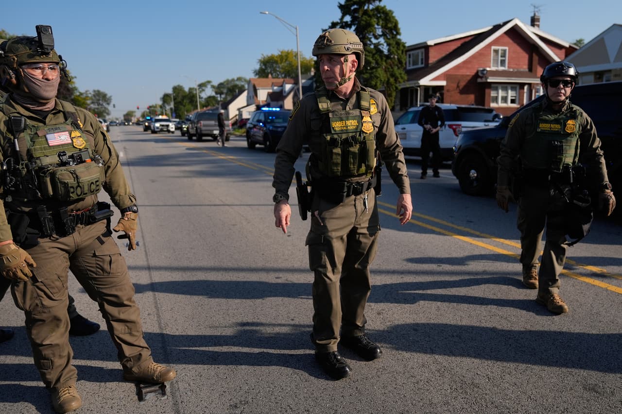 Formalmente, Bovino dirige el sector 
<b>El Centro</b> de la Patrulla Fronteriza en California, pero ha encabezado la ofensiva federal en Chicago tras operar tácticas 
<a href="https://www.univision.com/local/los-angeles-kmex/cientos-protestan-contra-redadas-migratorias-y-exigen-acceso-a-salud-en-los-angeles" target="_blank">similares en Los Ángeles. </a>
<br>
<br>Sus métodos, que incluyen 
<b>redadas en estacionamientos</b> y 
<b>rotura de ventanas de automóviles</b>, han generado consternación dentro de la administración Trump, aunque también elogios de altos funcionarios de Seguridad Nacional.