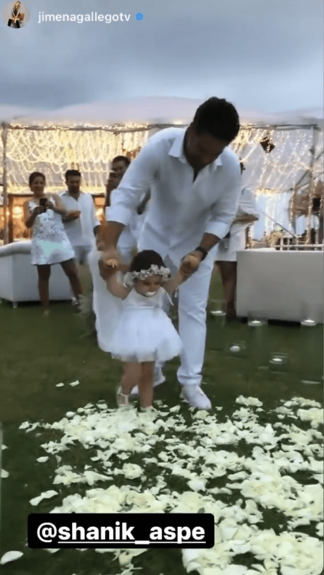 Aunque ese momento fue muy romántico y especial, la atención se la llevó la bebé Carlotta, quien iba vestida con una corona de flores y unas alas blancas, lo que la hizo lucir como un hermoso ángel.