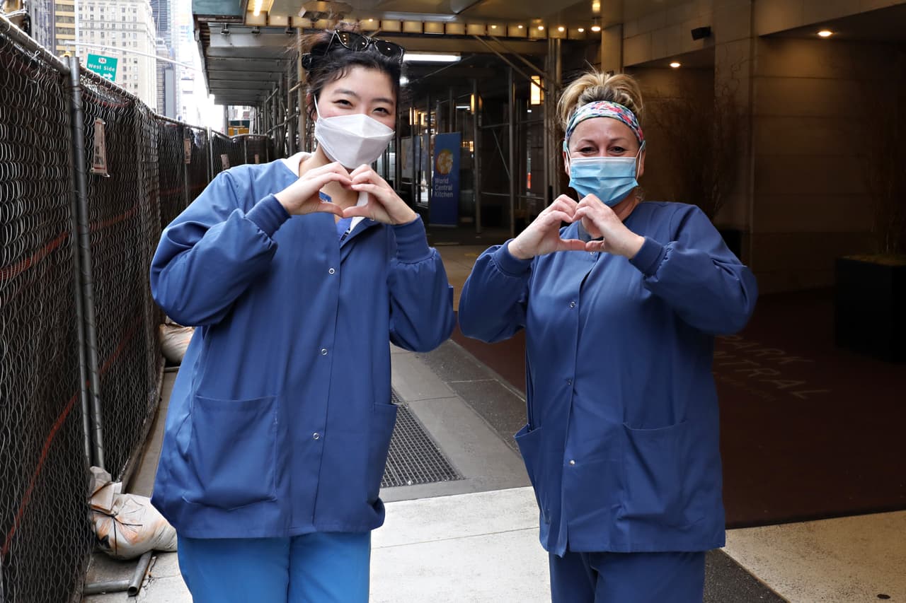 NYC prepara desfile para honrar a personal de salud y socorristas que ayudan en la crisis coronavirus