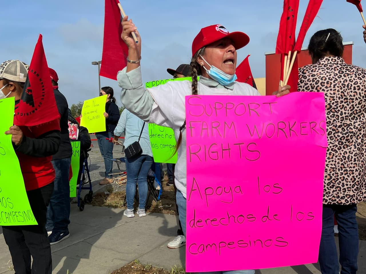 Lourdes Cárdenas (der.), campesina en Fresno, pidió ayuda a Gavin Newsom para que firme el proyecto AB2183 y así no ser intimidada cuando tengan que votar.