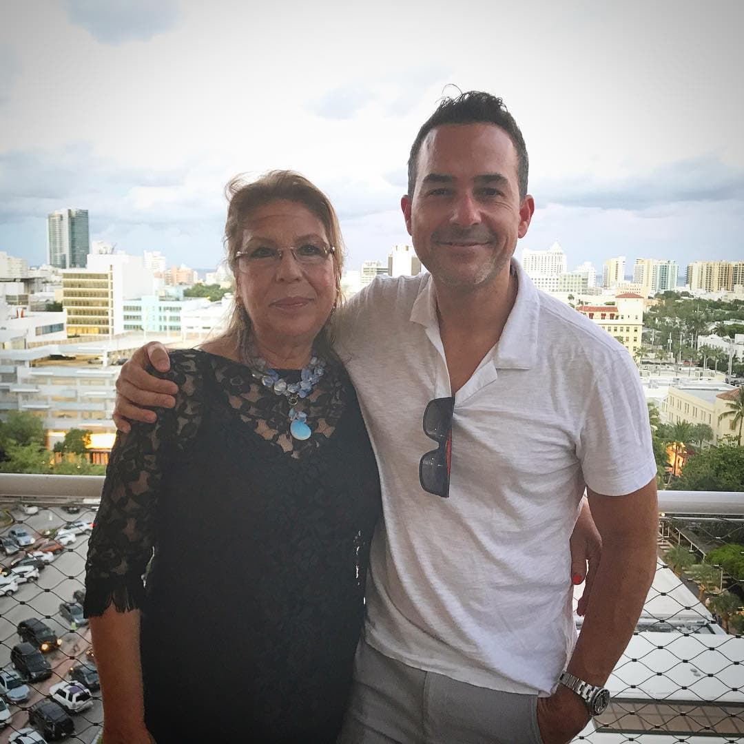 Doña Merle es considerada la "suegra más codiciada de América", ya qu el conductor de 46 años aún 
<a href="https://www.univision.com/shows/despierta-america/carlos-calderon-y-su-novia-en-una-divertida-sesion-de-fotos-asi-de-felices-disfrutan-su-romance-fotos" target="_blank">no ha llegado al altar</a>.