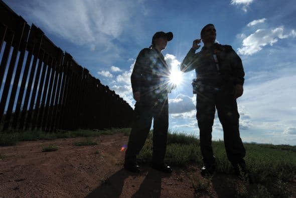 Manifestó que los agentes fronterizos han observado una nueva tendencia en el tráfico de drogas con cargamentos más pequeños de aproximadamente 600 libras cada uno, mucho menor que los más de 2.000 libras que se detectaban con frecuencia en el pasado.