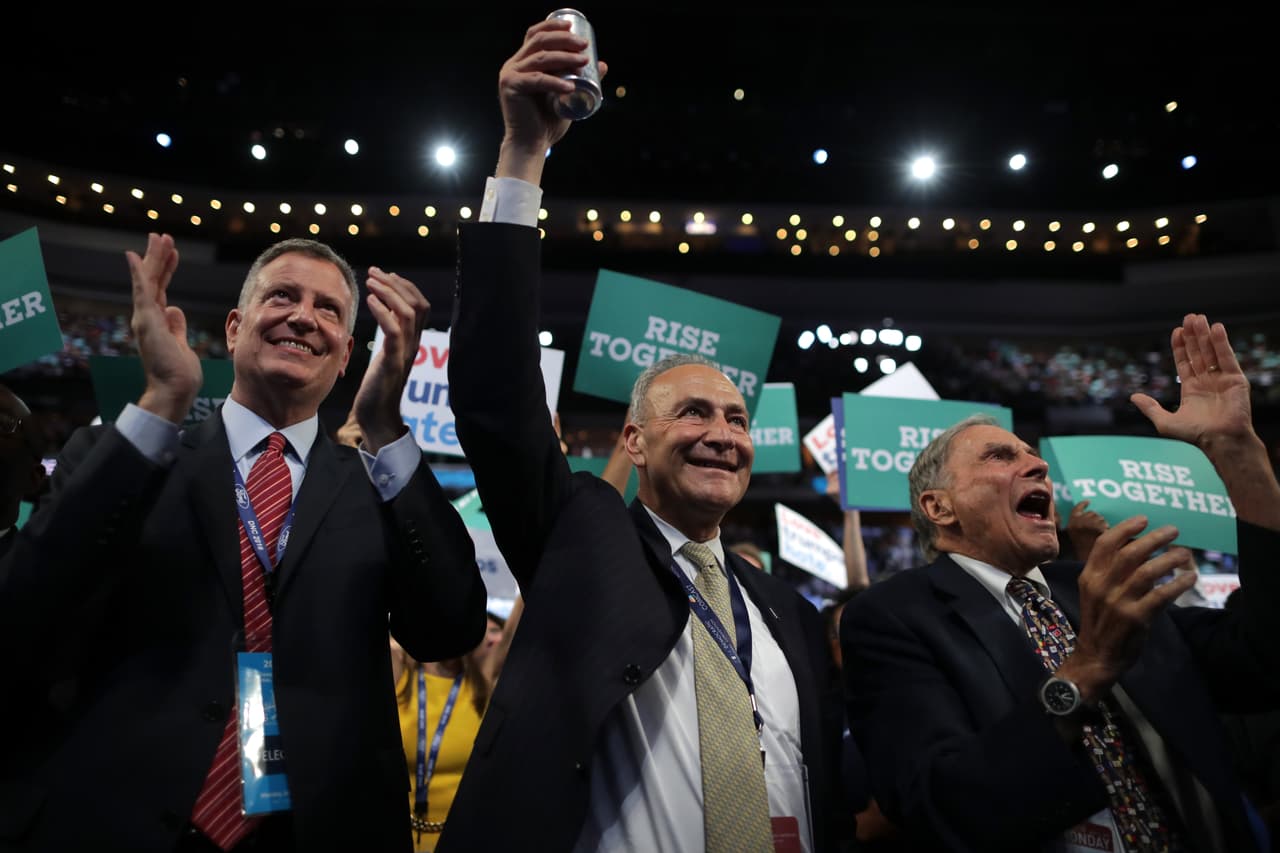 ¡Salud! Junto al alcalde De Blasio, el congresista Schumer "brinda".