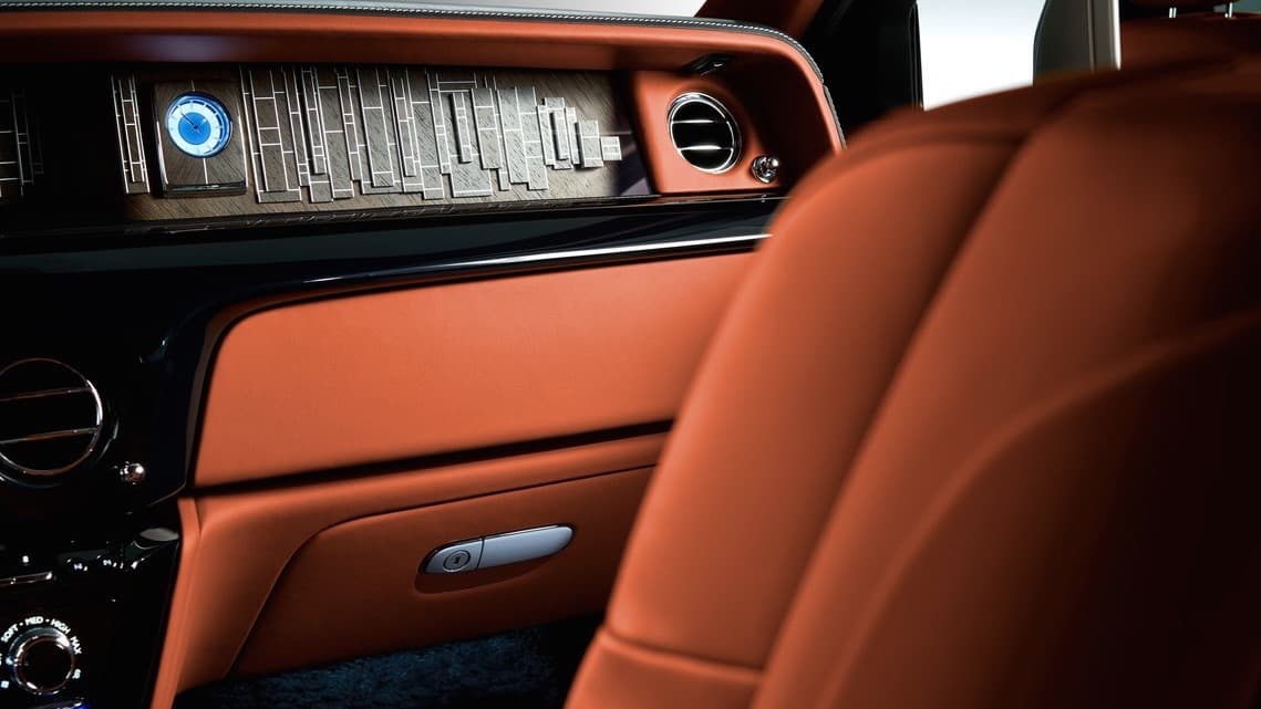 <b>La Galería</b>, un espacio dedicado al arte en el tablero del nuevo
<b>Rolls-Royce Phantom VIII </b>que puede albergar una obra de arte decorativo tridimensional hecha por orden y al gusto del dueño del nuevo modelo, el la parte del tablero del auto que enfrenta al pasajero delantero.
<br>
<br>La Galería, al igual que el resto de la parte superior del tablero del del Phantom VIII está recubierta de un listón ininterrumpido de vidrio reforzado que lo protege y permite la preservación de complejas obras tridimensionales.
<br>
<br>Estos son algunas de los ejemplos comisionados por Rolls-Royce para el lanzamiento del modelo.